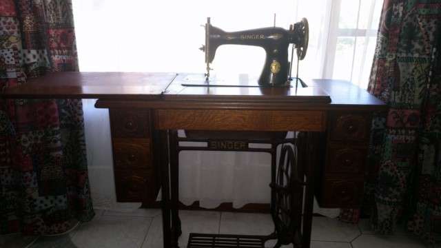 1948 SINGER TREADLE SWING MACHINE
